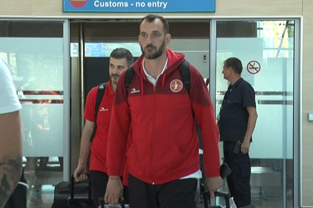 Boško Radović po slijetanju na podgorički Aerodrom, Foto: Printscreen TV Vijesti