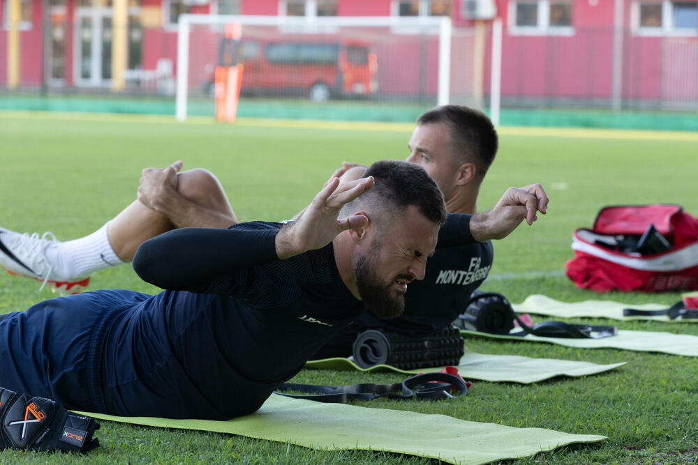 <p>Fudbalska reprezentacija Crne Gore odradila je posljednji trening u Podgorici pred odlazak u Kaunas na utakmicu protiv Litvanije (četvrtak, 18) u kvalifikacijama za Evropsko prvenstvo.</p>