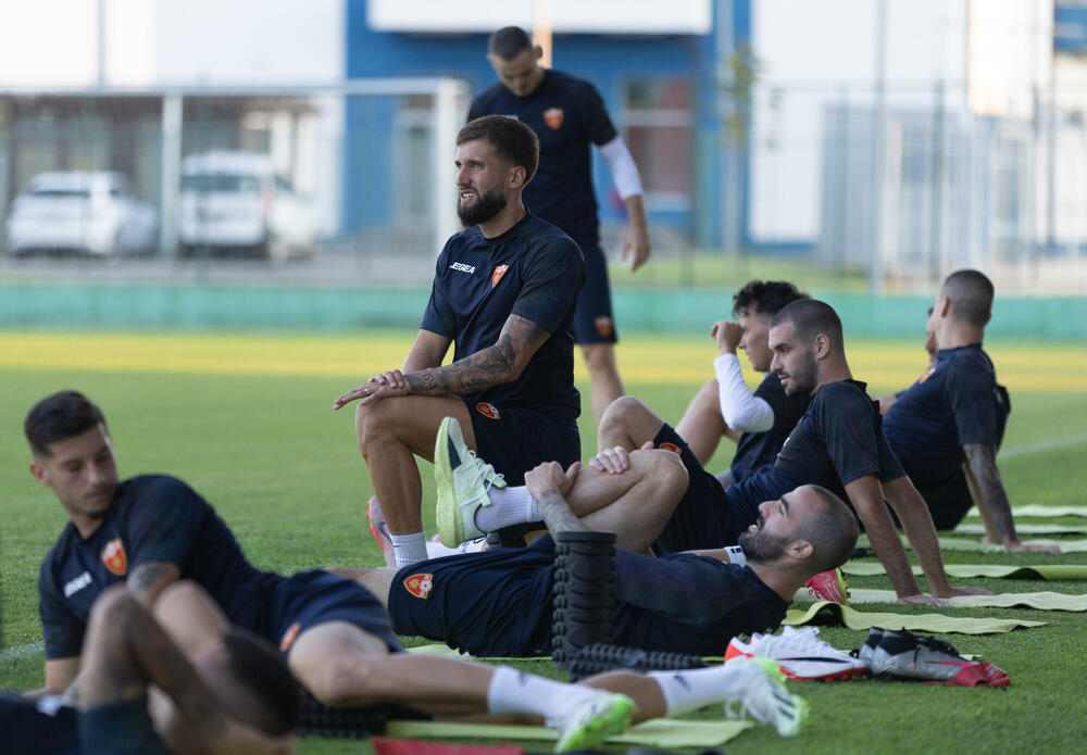 <p>Fudbalska reprezentacija Crne Gore odradila je posljednji trening u Podgorici pred odlazak u Kaunas na utakmicu protiv Litvanije (četvrtak, 18) u kvalifikacijama za Evropsko prvenstvo.</p>