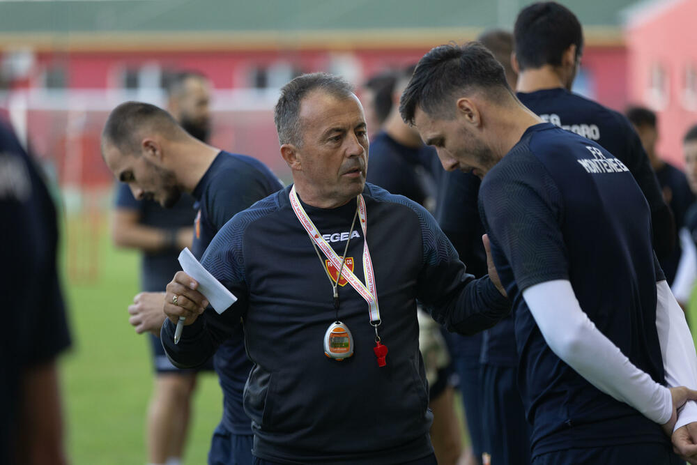 <p>Fudbalska reprezentacija Crne Gore odradila je posljednji trening u Podgorici pred odlazak u Kaunas na utakmicu protiv Litvanije (četvrtak, 18) u kvalifikacijama za Evropsko prvenstvo.</p>