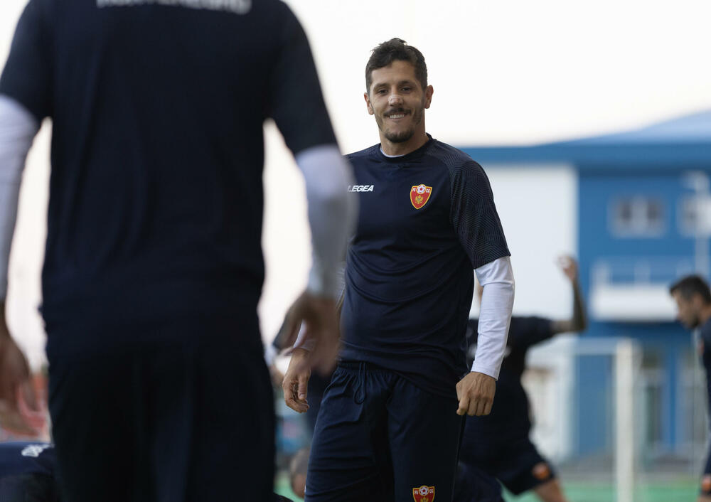 <p>Fudbalska reprezentacija Crne Gore odradila je posljednji trening u Podgorici pred odlazak u Kaunas na utakmicu protiv Litvanije (četvrtak, 18) u kvalifikacijama za Evropsko prvenstvo.</p>