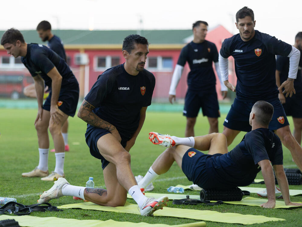 <p>Fudbalska reprezentacija Crne Gore odradila je posljednji trening u Podgorici pred odlazak u Kaunas na utakmicu protiv Litvanije (četvrtak, 18) u kvalifikacijama za Evropsko prvenstvo.</p>
