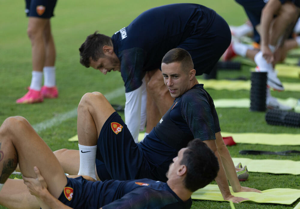 <p>Fudbalska reprezentacija Crne Gore odradila je posljednji trening u Podgorici pred odlazak u Kaunas na utakmicu protiv Litvanije (četvrtak, 18) u kvalifikacijama za Evropsko prvenstvo.</p>
