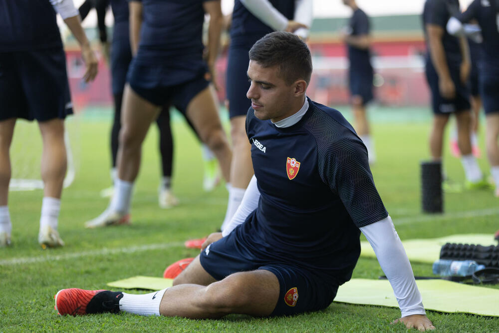 <p>Fudbalska reprezentacija Crne Gore odradila je posljednji trening u Podgorici pred odlazak u Kaunas na utakmicu protiv Litvanije (četvrtak, 18) u kvalifikacijama za Evropsko prvenstvo.</p>