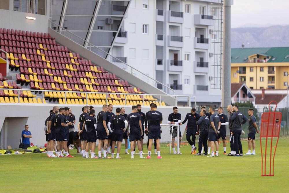<p>Fudbalska reprezentacija Crne Gore odradila je posljednji trening u Podgorici pred odlazak u Kaunas na utakmicu protiv Litvanije (četvrtak, 18) u kvalifikacijama za Evropsko prvenstvo.</p>