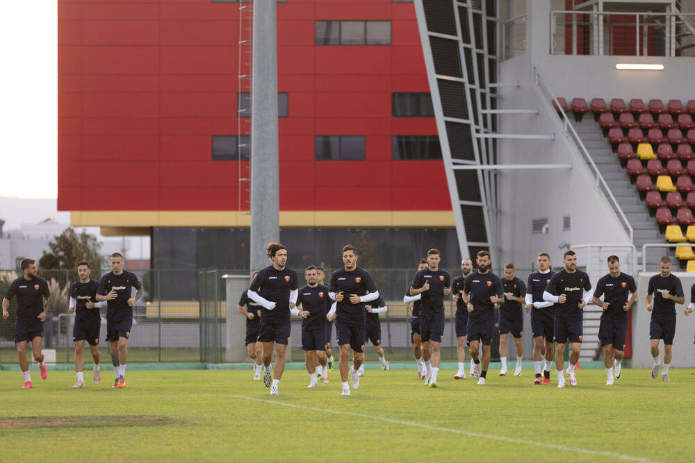 <p>Fudbalska reprezentacija Crne Gore odradila je posljednji trening u Podgorici pred odlazak u Kaunas na utakmicu protiv Litvanije (četvrtak, 18) u kvalifikacijama za Evropsko prvenstvo.</p>
