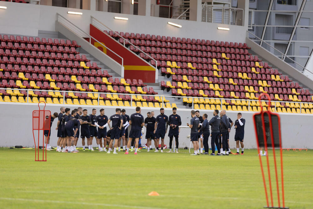 <p>Fudbalska reprezentacija Crne Gore odradila je posljednji trening u Podgorici pred odlazak u Kaunas na utakmicu protiv Litvanije (četvrtak, 18) u kvalifikacijama za Evropsko prvenstvo.</p>