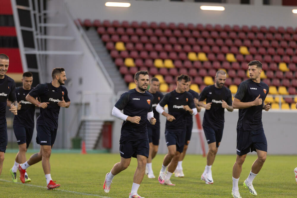 <p>Fudbalska reprezentacija Crne Gore odradila je posljednji trening u Podgorici pred odlazak u Kaunas na utakmicu protiv Litvanije (četvrtak, 18) u kvalifikacijama za Evropsko prvenstvo.</p>