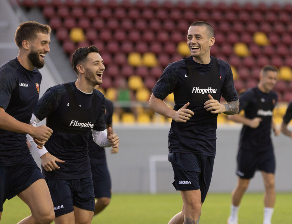 <p>Fudbalska reprezentacija Crne Gore odradila je posljednji trening u Podgorici pred odlazak u Kaunas na utakmicu protiv Litvanije (četvrtak, 18) u kvalifikacijama za Evropsko prvenstvo.</p>