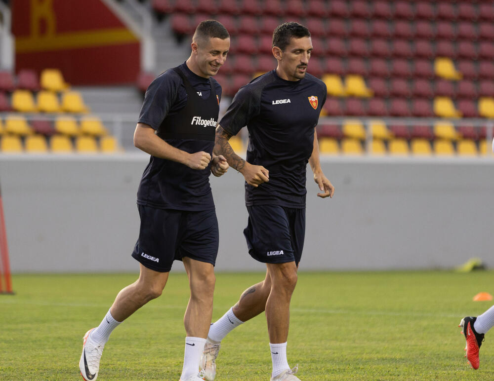 <p>Fudbalska reprezentacija Crne Gore odradila je posljednji trening u Podgorici pred odlazak u Kaunas na utakmicu protiv Litvanije (četvrtak, 18) u kvalifikacijama za Evropsko prvenstvo.</p>