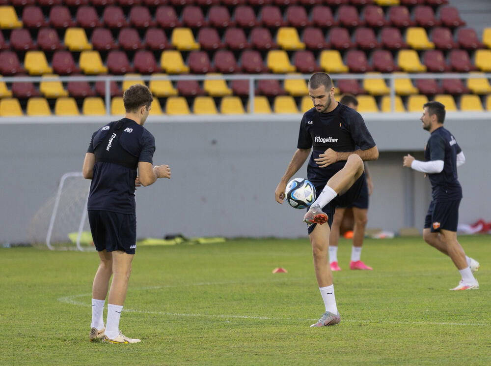 <p>Fudbalska reprezentacija Crne Gore odradila je posljednji trening u Podgorici pred odlazak u Kaunas na utakmicu protiv Litvanije (četvrtak, 18) u kvalifikacijama za Evropsko prvenstvo.</p>