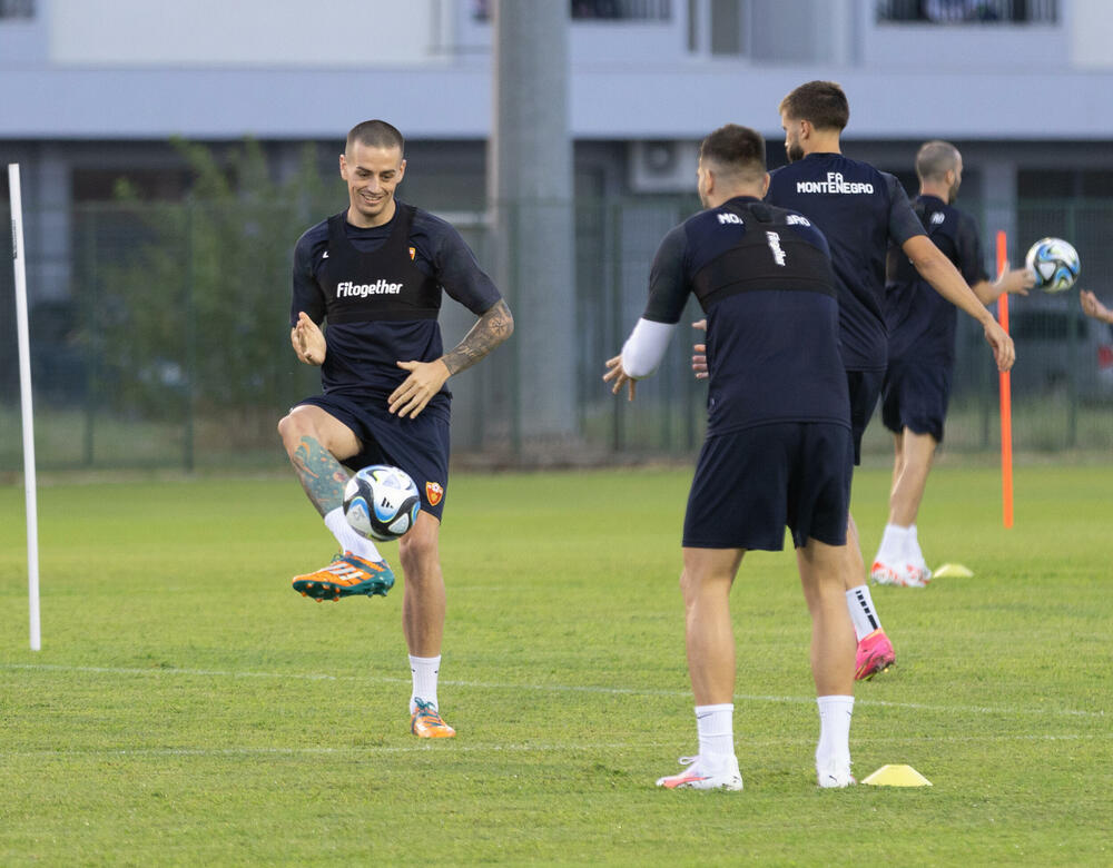 <p>Fudbalska reprezentacija Crne Gore odradila je posljednji trening u Podgorici pred odlazak u Kaunas na utakmicu protiv Litvanije (četvrtak, 18) u kvalifikacijama za Evropsko prvenstvo.</p>