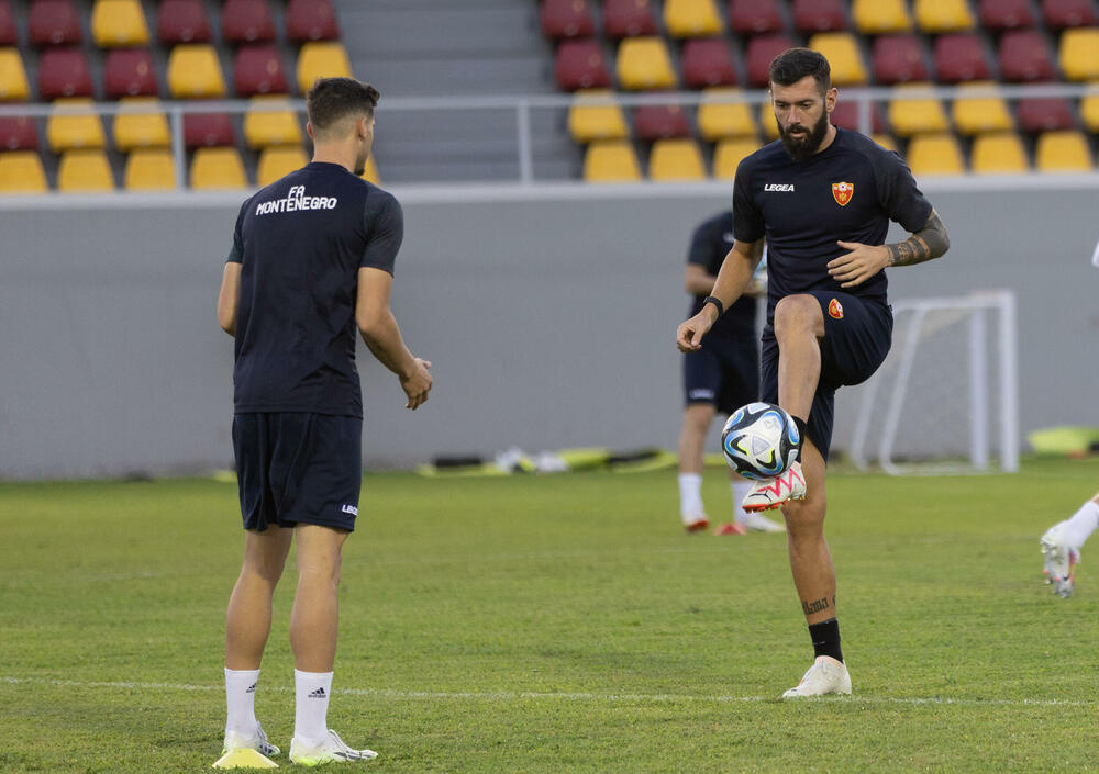 <p>Fudbalska reprezentacija Crne Gore odradila je posljednji trening u Podgorici pred odlazak u Kaunas na utakmicu protiv Litvanije (četvrtak, 18) u kvalifikacijama za Evropsko prvenstvo.</p>