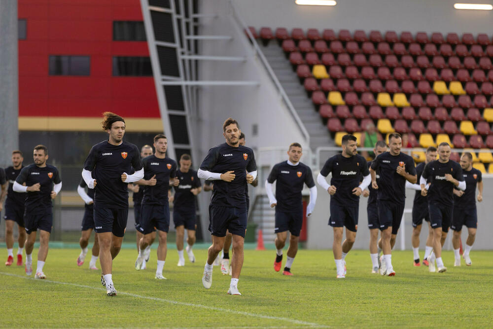 <p>Fudbalska reprezentacija Crne Gore odradila je posljednji trening u Podgorici pred odlazak u Kaunas na utakmicu protiv Litvanije (četvrtak, 18) u kvalifikacijama za Evropsko prvenstvo.</p>