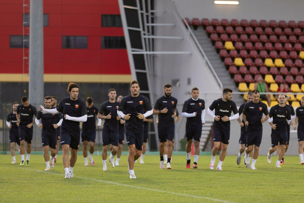 <p>Fudbalska reprezentacija Crne Gore odradila je posljednji trening u Podgorici pred odlazak u Kaunas na utakmicu protiv Litvanije (četvrtak, 18) u kvalifikacijama za Evropsko prvenstvo.</p>