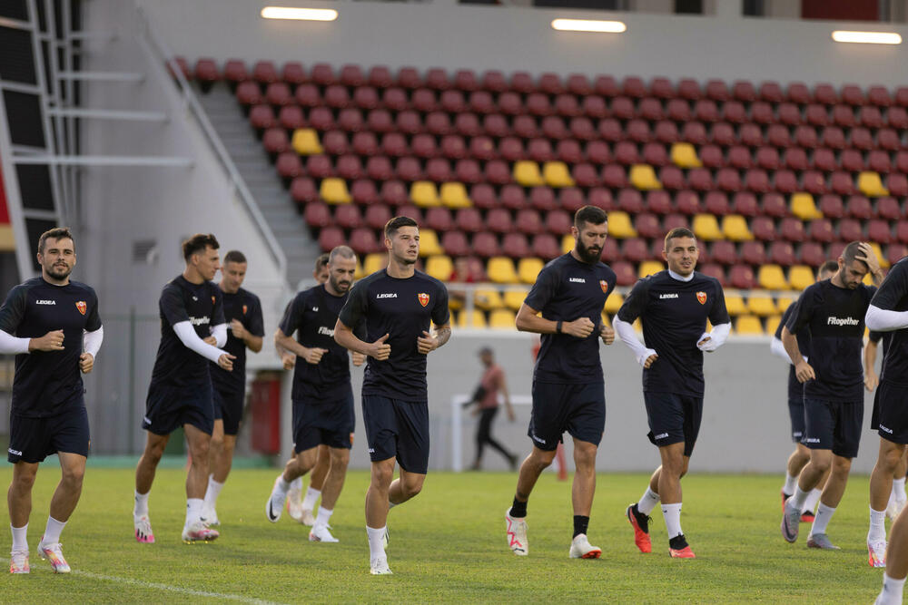 <p>Fudbalska reprezentacija Crne Gore odradila je posljednji trening u Podgorici pred odlazak u Kaunas na utakmicu protiv Litvanije (četvrtak, 18) u kvalifikacijama za Evropsko prvenstvo.</p>