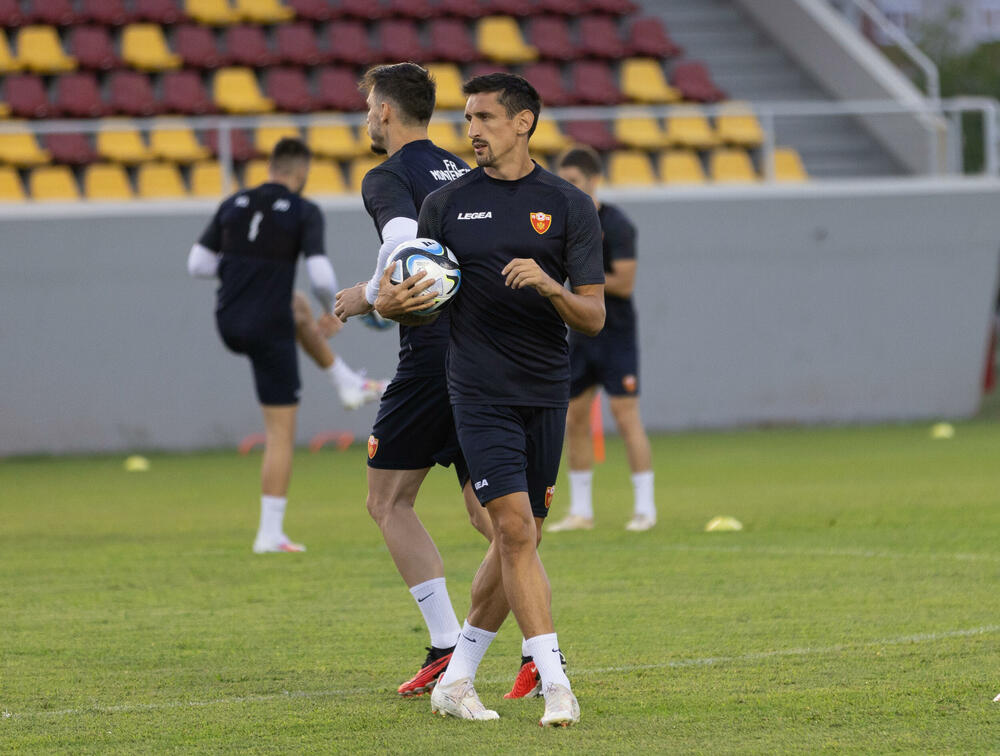 <p>Fudbalska reprezentacija Crne Gore odradila je posljednji trening u Podgorici pred odlazak u Kaunas na utakmicu protiv Litvanije (četvrtak, 18) u kvalifikacijama za Evropsko prvenstvo.</p>
