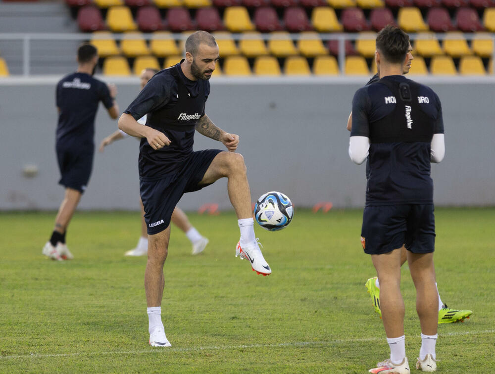 <p>Fudbalska reprezentacija Crne Gore odradila je posljednji trening u Podgorici pred odlazak u Kaunas na utakmicu protiv Litvanije (četvrtak, 18) u kvalifikacijama za Evropsko prvenstvo.</p>