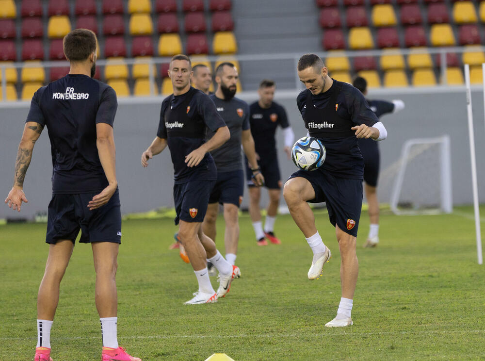 <p>Fudbalska reprezentacija Crne Gore odradila je posljednji trening u Podgorici pred odlazak u Kaunas na utakmicu protiv Litvanije (četvrtak, 18) u kvalifikacijama za Evropsko prvenstvo.</p>