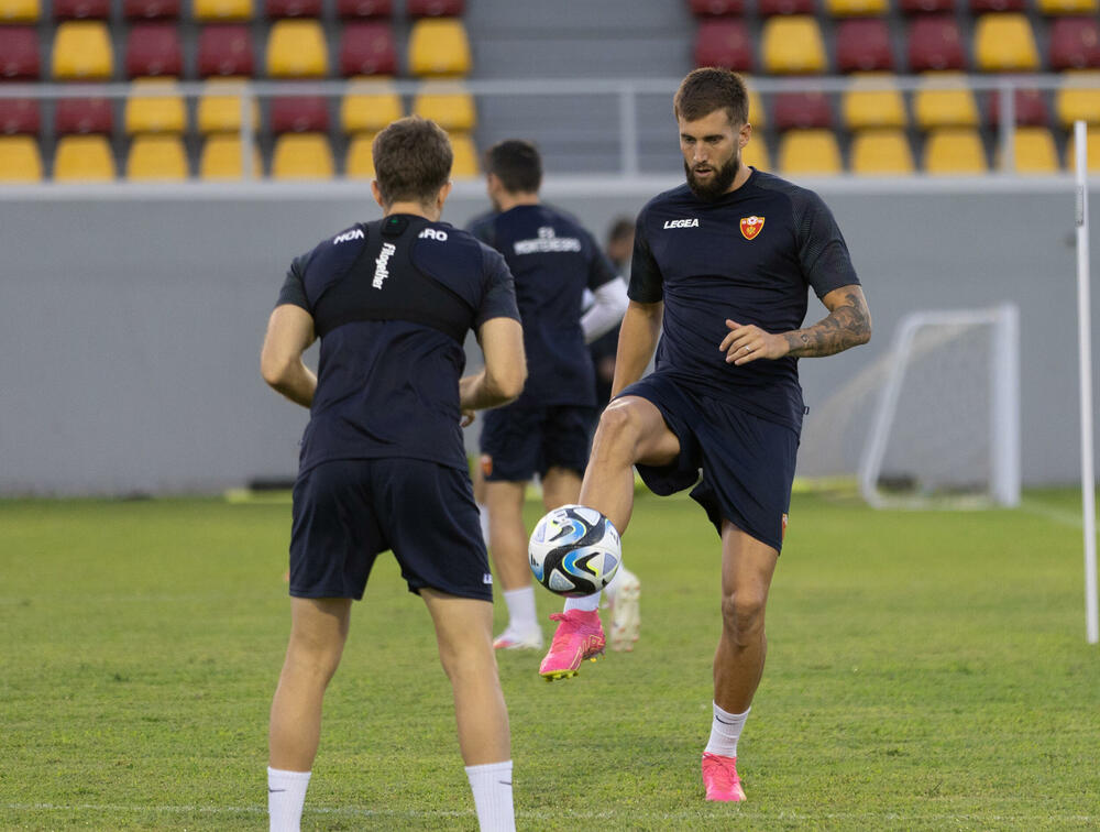 <p>Fudbalska reprezentacija Crne Gore odradila je posljednji trening u Podgorici pred odlazak u Kaunas na utakmicu protiv Litvanije (četvrtak, 18) u kvalifikacijama za Evropsko prvenstvo.</p>