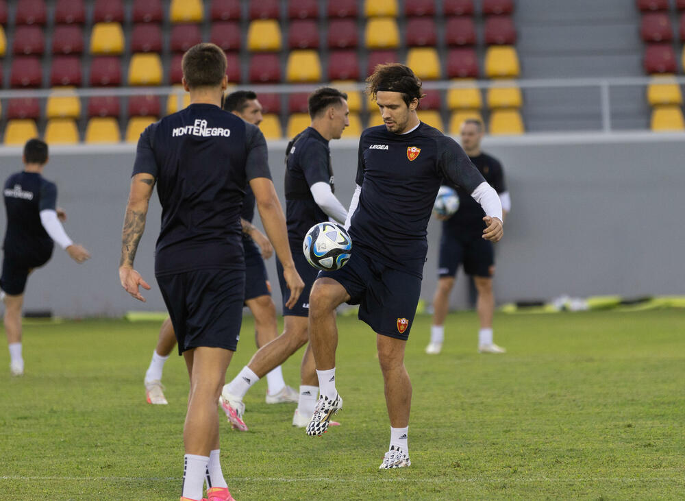 <p>Fudbalska reprezentacija Crne Gore odradila je posljednji trening u Podgorici pred odlazak u Kaunas na utakmicu protiv Litvanije (četvrtak, 18) u kvalifikacijama za Evropsko prvenstvo.</p>
