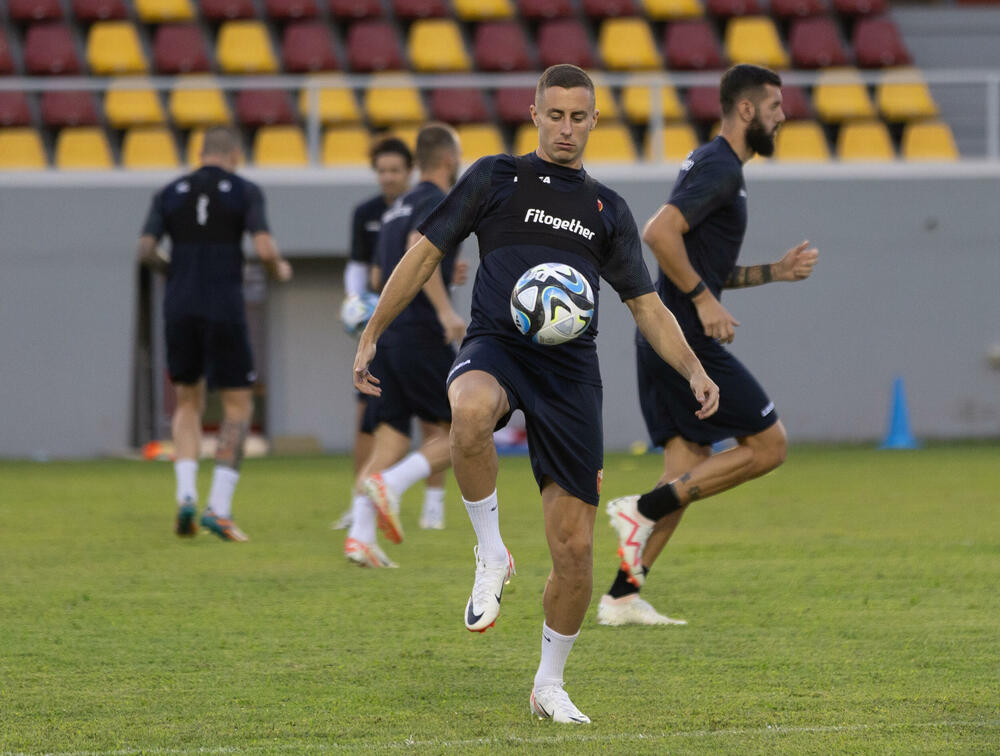 <p>Fudbalska reprezentacija Crne Gore odradila je posljednji trening u Podgorici pred odlazak u Kaunas na utakmicu protiv Litvanije (četvrtak, 18) u kvalifikacijama za Evropsko prvenstvo.</p>