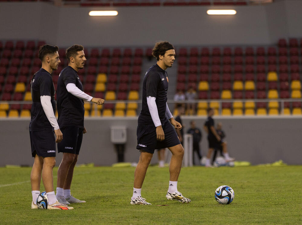 <p>Fudbalska reprezentacija Crne Gore odradila je posljednji trening u Podgorici pred odlazak u Kaunas na utakmicu protiv Litvanije (četvrtak, 18) u kvalifikacijama za Evropsko prvenstvo.</p>