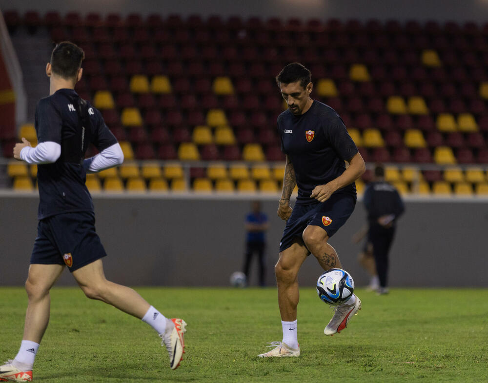 <p>Fudbalska reprezentacija Crne Gore odradila je posljednji trening u Podgorici pred odlazak u Kaunas na utakmicu protiv Litvanije (četvrtak, 18) u kvalifikacijama za Evropsko prvenstvo.</p>