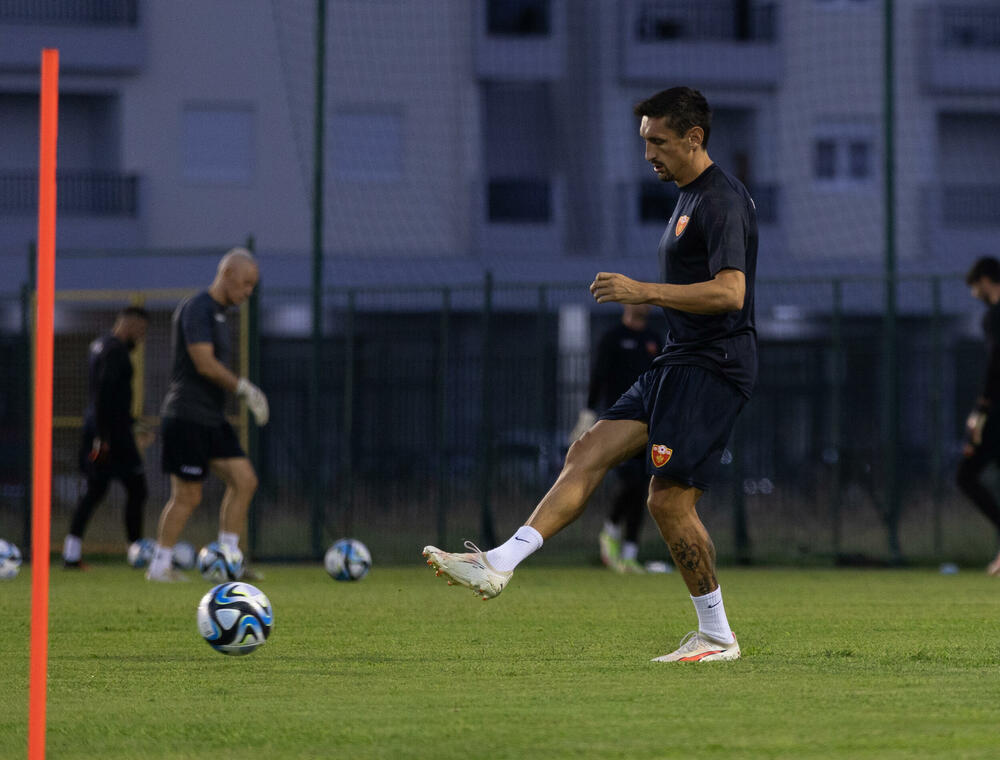 <p>Fudbalska reprezentacija Crne Gore odradila je posljednji trening u Podgorici pred odlazak u Kaunas na utakmicu protiv Litvanije (četvrtak, 18) u kvalifikacijama za Evropsko prvenstvo.</p>