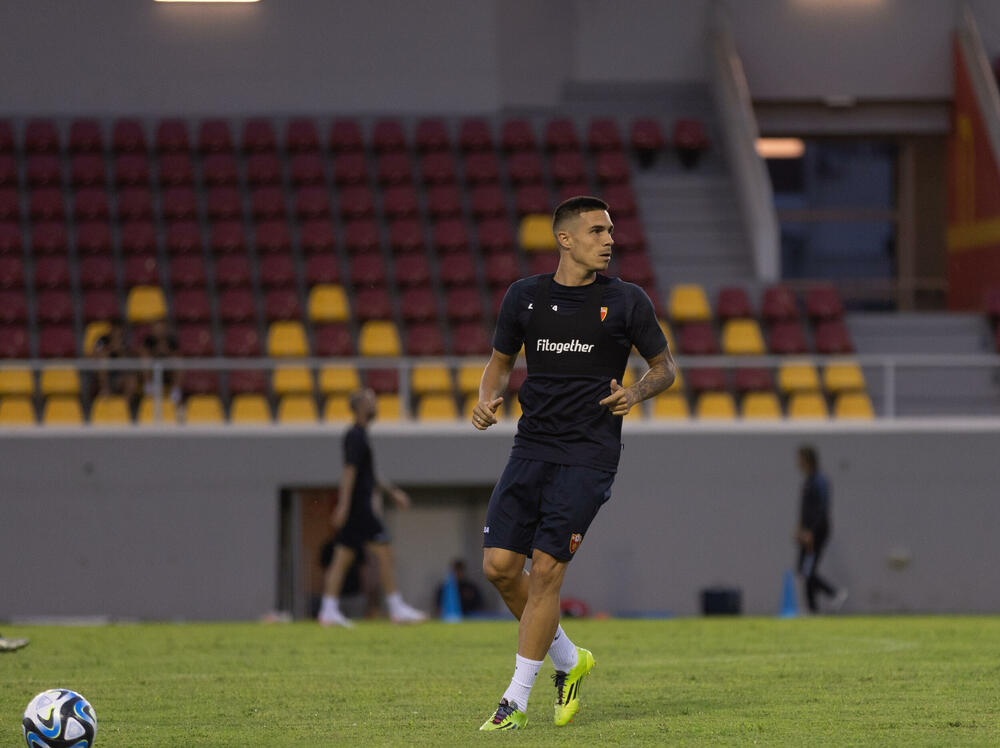 <p>Fudbalska reprezentacija Crne Gore odradila je posljednji trening u Podgorici pred odlazak u Kaunas na utakmicu protiv Litvanije (četvrtak, 18) u kvalifikacijama za Evropsko prvenstvo.</p>