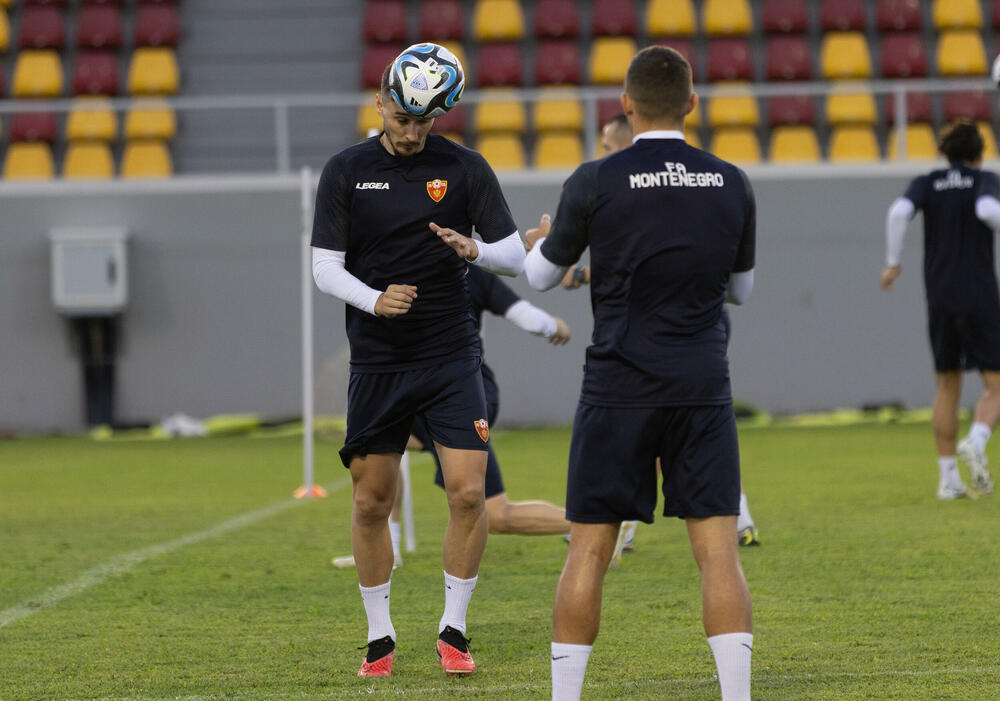 <p>Fudbalska reprezentacija Crne Gore odradila je posljednji trening u Podgorici pred odlazak u Kaunas na utakmicu protiv Litvanije (četvrtak, 18) u kvalifikacijama za Evropsko prvenstvo.</p>