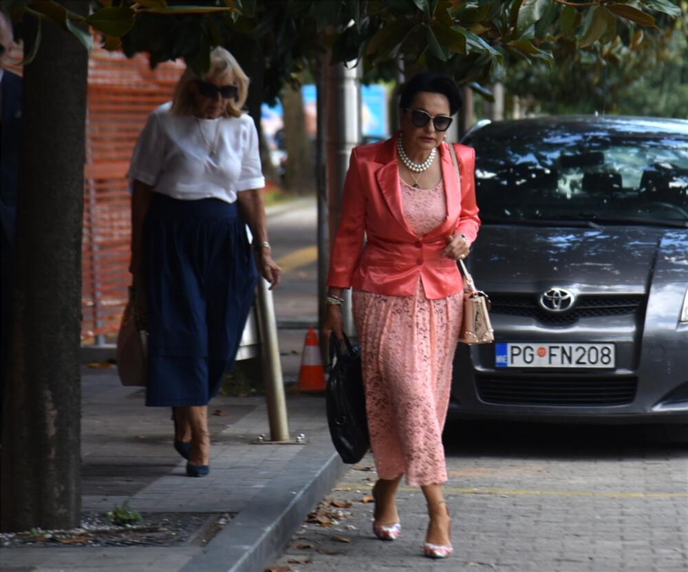 <p>Advokati odbrane Stefan Jovanović, Nikola Ivanović i Miloš Vuksanović predložili ukidanje pritvora Milošu Medenici, Vojinu Perunoviću i Marku Vučiniću</p>