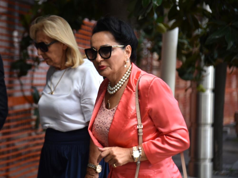 <p>Advokati odbrane Stefan Jovanović, Nikola Ivanović i Miloš Vuksanović predložili ukidanje pritvora Milošu Medenici, Vojinu Perunoviću i Marku Vučiniću</p>