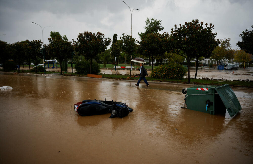 <p>U Grčkoj policija je zabranila saobraćaj u centralnom gradu Volosu, obližnjoj planinskoj oblasti Pilion i ostrvu Skijatos zbog rekordnih padavina</p>