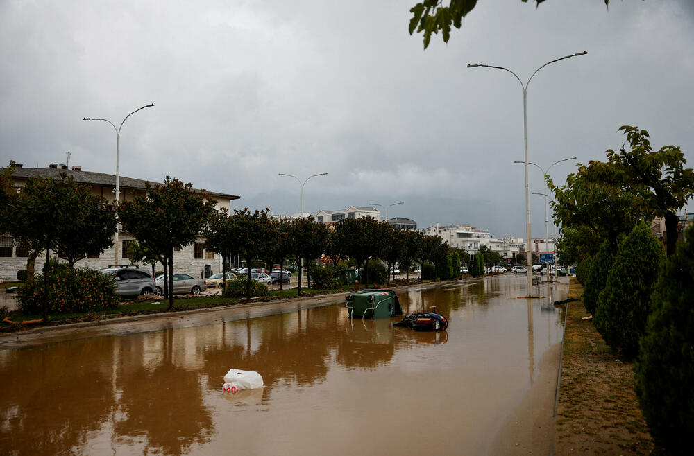 <p>U Grčkoj policija je zabranila saobraćaj u centralnom gradu Volosu, obližnjoj planinskoj oblasti Pilion i ostrvu Skijatos zbog rekordnih padavina</p>