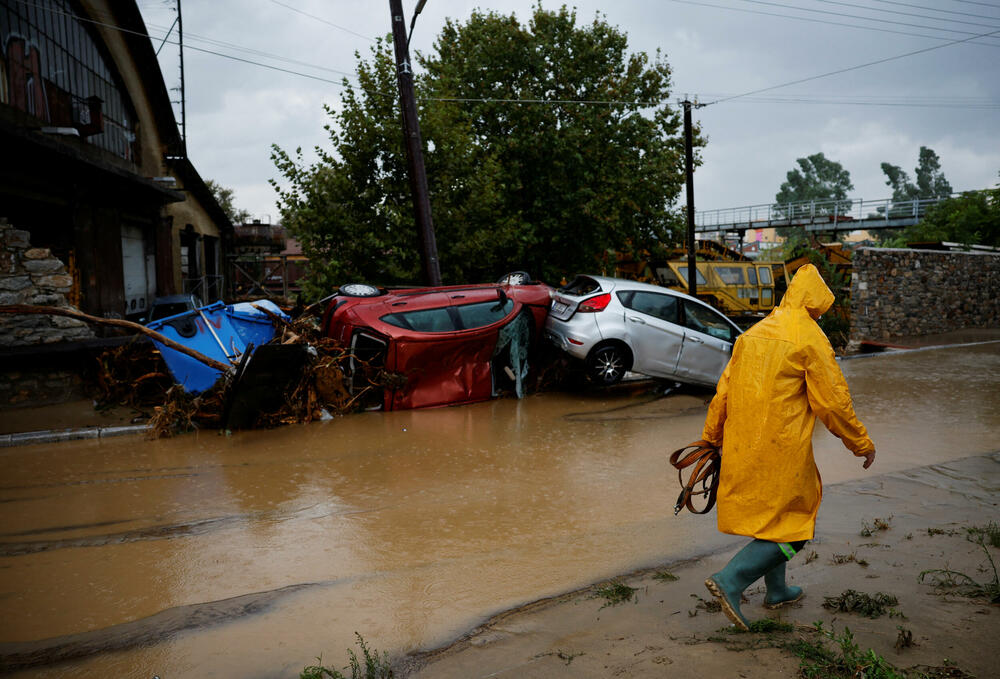 <p>U Grčkoj policija je zabranila saobraćaj u centralnom gradu Volosu, obližnjoj planinskoj oblasti Pilion i ostrvu Skijatos zbog rekordnih padavina</p>