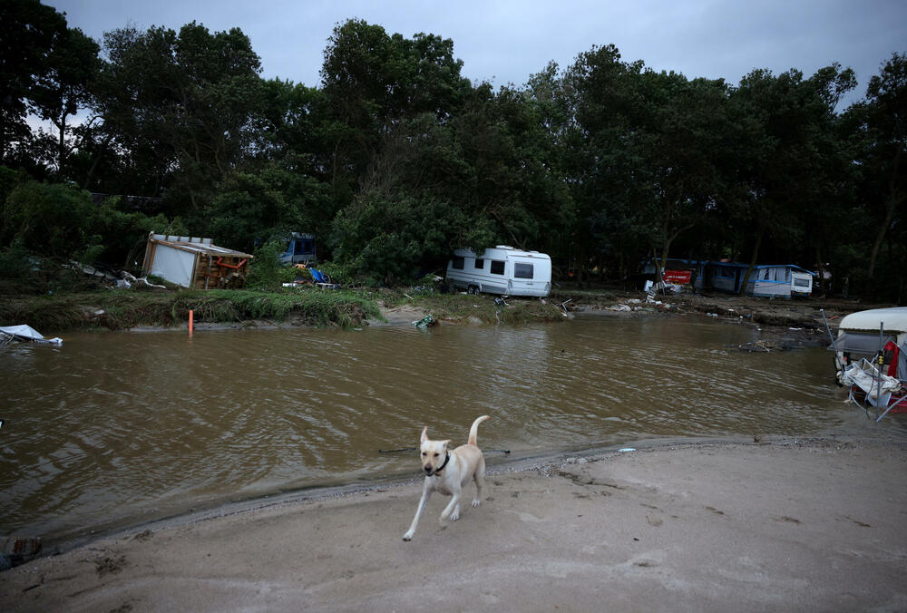 <p>U Grčkoj policija je zabranila saobraćaj u centralnom gradu Volosu, obližnjoj planinskoj oblasti Pilion i ostrvu Skijatos zbog rekordnih padavina</p>