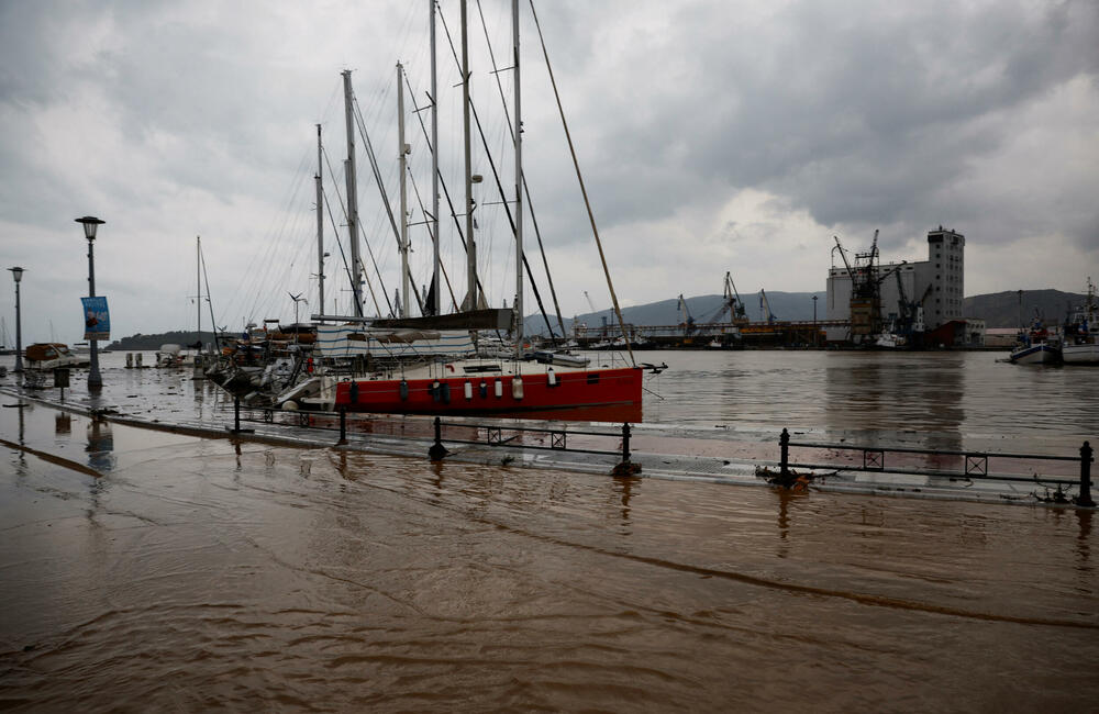 <p>U Grčkoj policija je zabranila saobraćaj u centralnom gradu Volosu, obližnjoj planinskoj oblasti Pilion i ostrvu Skijatos zbog rekordnih padavina</p>