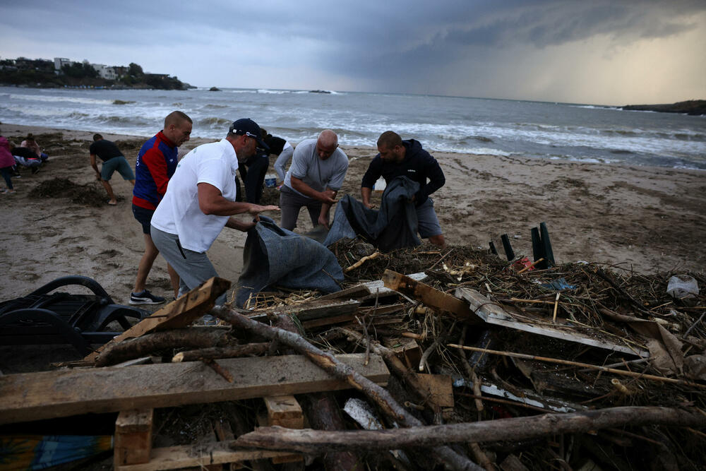 <p>U Grčkoj policija je zabranila saobraćaj u centralnom gradu Volosu, obližnjoj planinskoj oblasti Pilion i ostrvu Skijatos zbog rekordnih padavina</p>