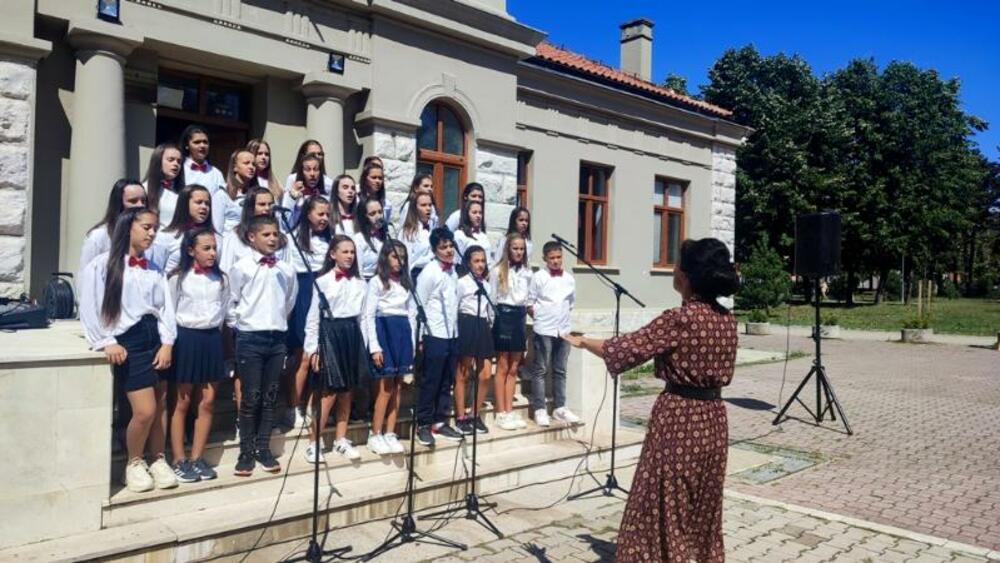 <p>Sloboda stvaranja u Ateljeu &bdquo;Put&ldquo;, može služiti kao važan podsticaj za razvoj kreativnosti i prihvatanja vlastite emocionlnosti, kazala je akademska slikarka Olivera Eraković</p>