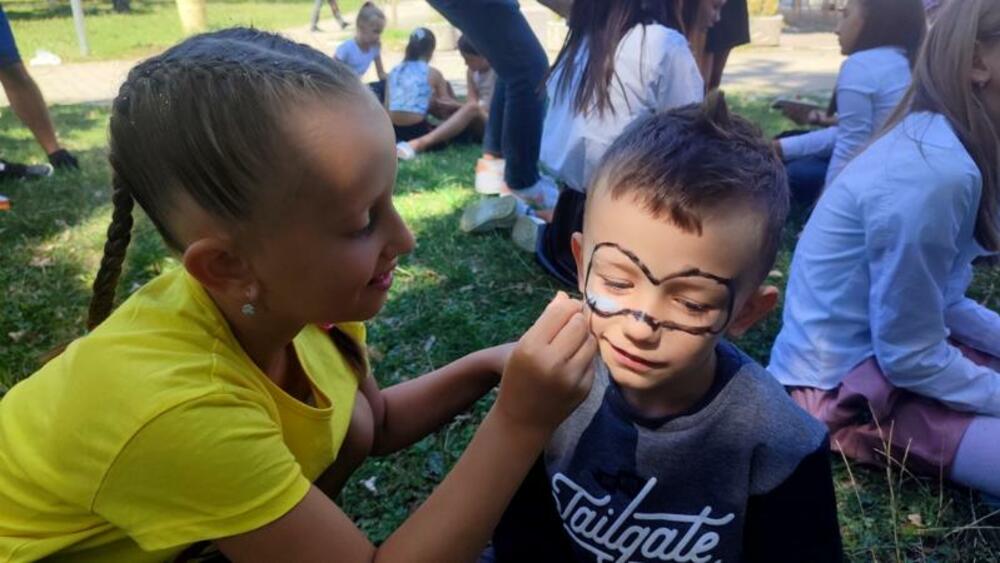 <p>Sloboda stvaranja u Ateljeu &bdquo;Put&ldquo;, može služiti kao važan podsticaj za razvoj kreativnosti i prihvatanja vlastite emocionlnosti, kazala je akademska slikarka Olivera Eraković</p>