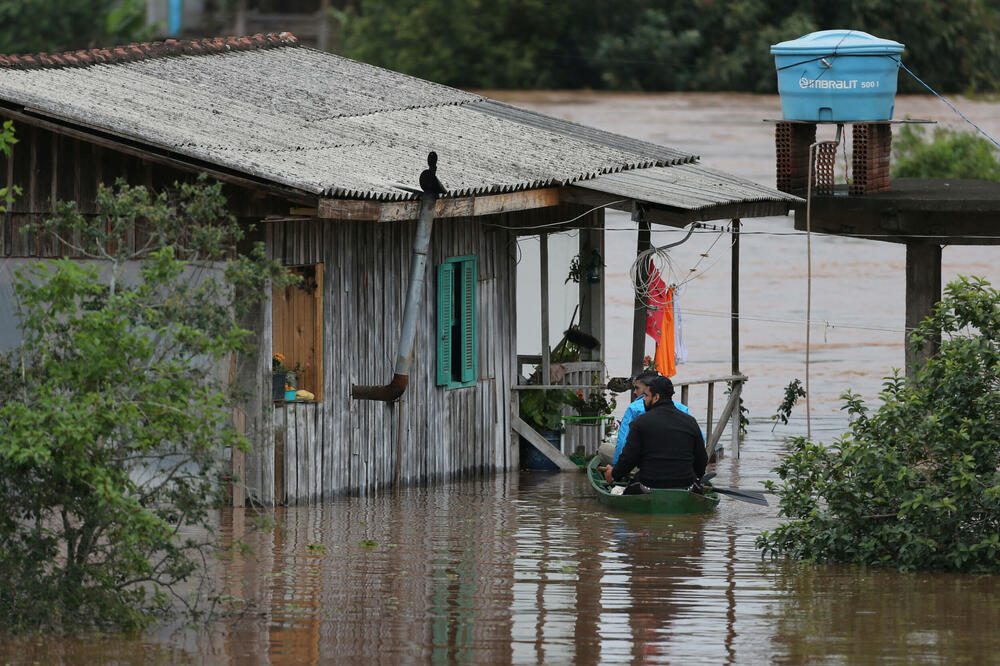 Ljudi tragaju za žrtvama poslije ciklona koji je pogodio južni grad Venancio Ajres, u državi Rio Grande do Sul, Foto: Reuters