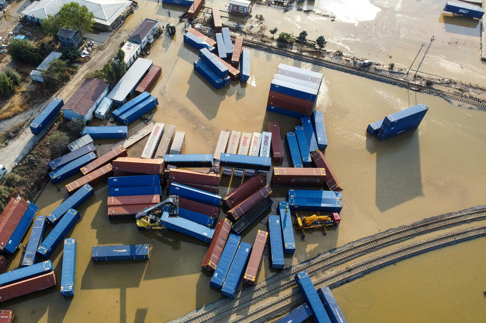 Razbacani kontejneri vide se u poplavljenim vodama nakon obilnih pljuskova u Istanbulu, Foto: Reuters