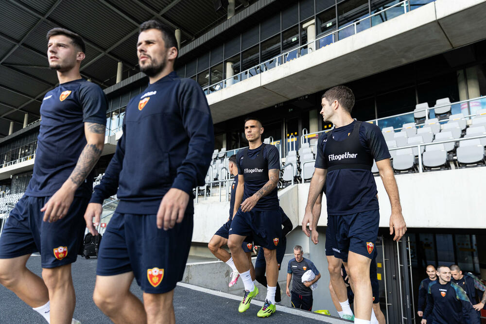 <p>Fudbalska reprezentacija Crne Gore odradila je trening u Kaunasu pred sjutrašnju (18) utakmicu sa Litvanijom u kvalifikacijama za Evropsko prvenstvo</p>