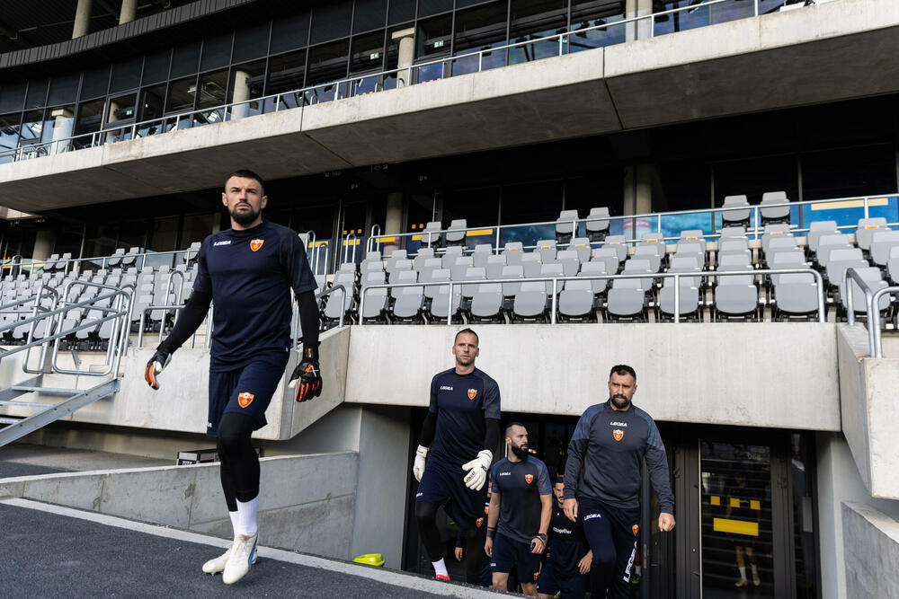<p>Fudbalska reprezentacija Crne Gore odradila je trening u Kaunasu pred sjutrašnju (18) utakmicu sa Litvanijom u kvalifikacijama za Evropsko prvenstvo</p>