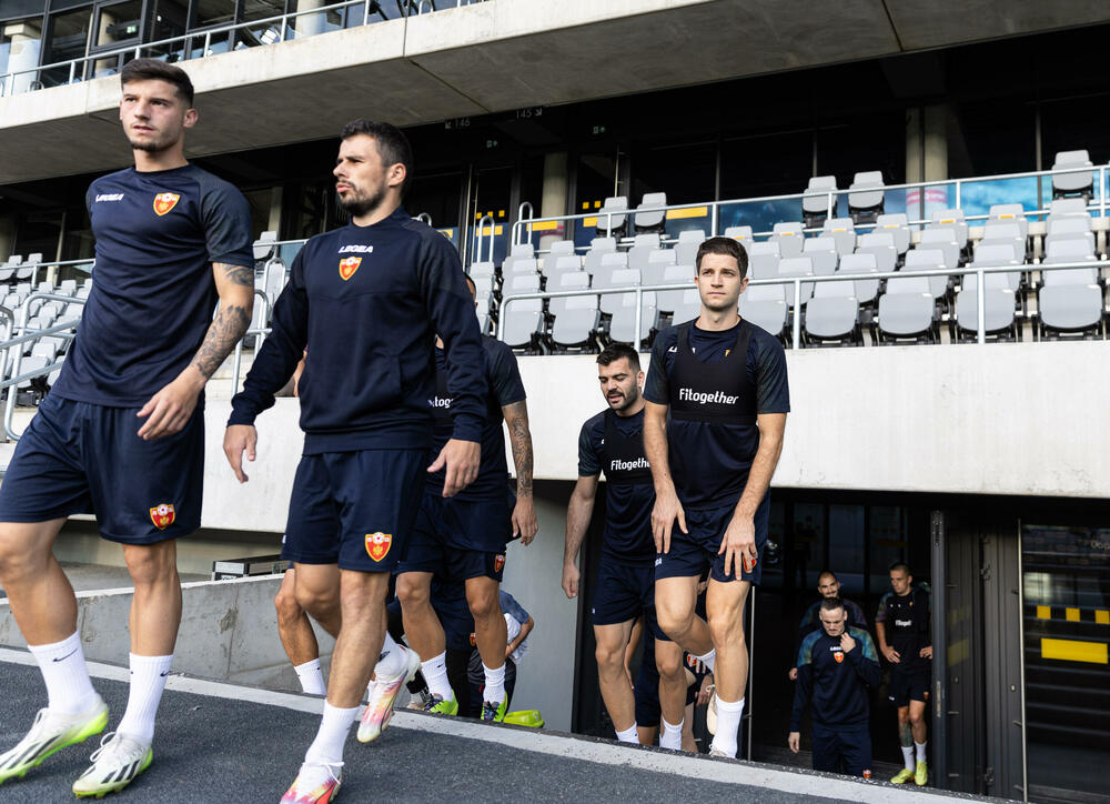 <p>Fudbalska reprezentacija Crne Gore odradila je trening u Kaunasu pred sjutrašnju (18) utakmicu sa Litvanijom u kvalifikacijama za Evropsko prvenstvo</p>