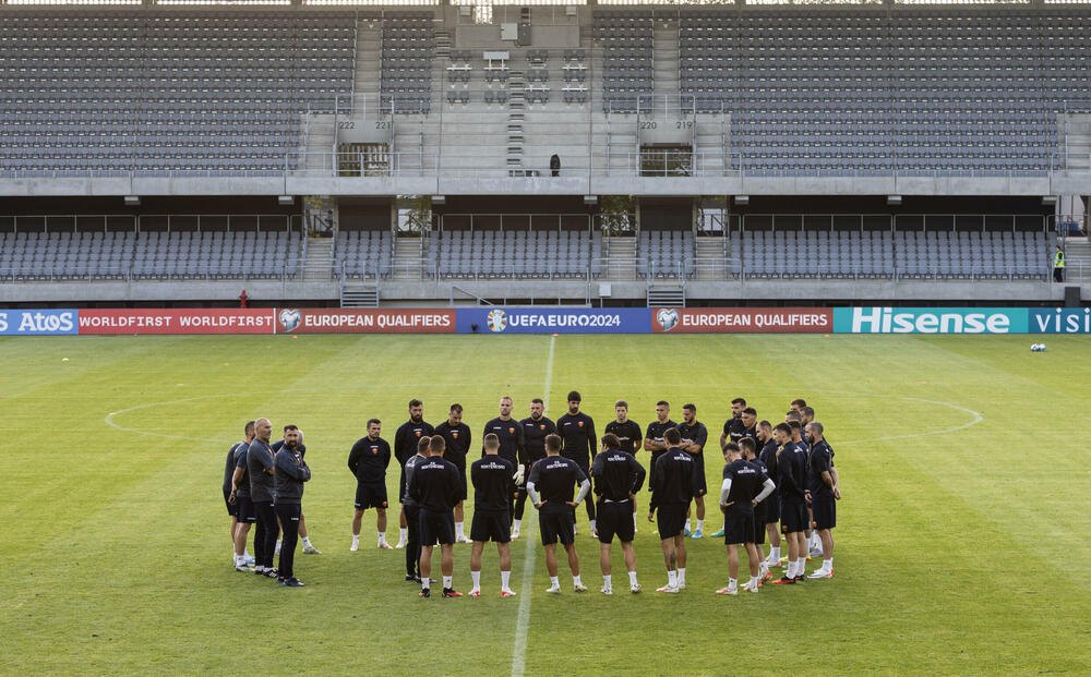 <p>Fudbalska reprezentacija Crne Gore odradila je trening u Kaunasu pred sjutrašnju (18) utakmicu sa Litvanijom u kvalifikacijama za Evropsko prvenstvo</p>