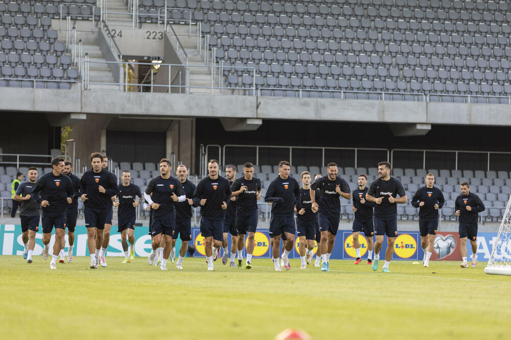 <p>Fudbalska reprezentacija Crne Gore odradila je trening u Kaunasu pred sjutrašnju (18) utakmicu sa Litvanijom u kvalifikacijama za Evropsko prvenstvo</p>