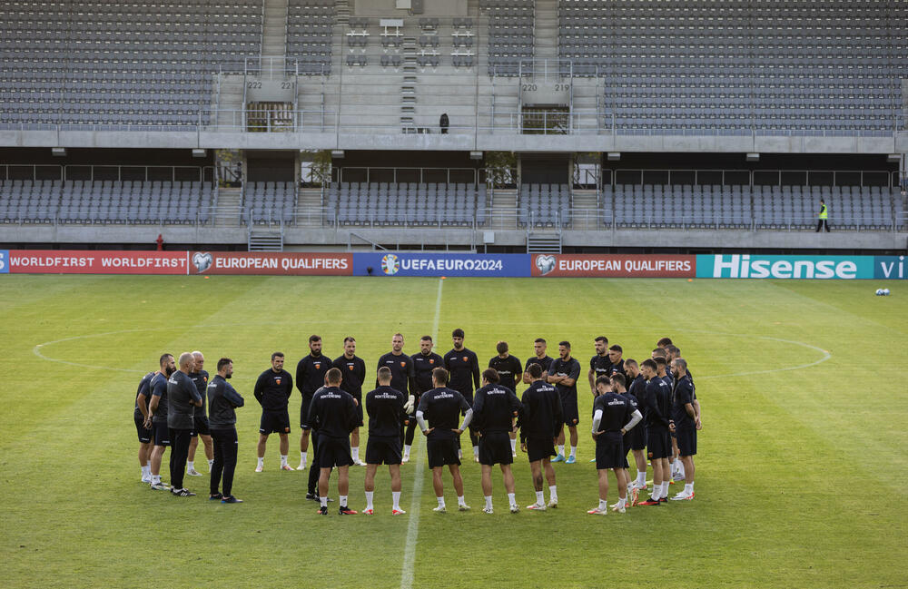 <p>Fudbalska reprezentacija Crne Gore odradila je trening u Kaunasu pred sjutrašnju (18) utakmicu sa Litvanijom u kvalifikacijama za Evropsko prvenstvo</p>