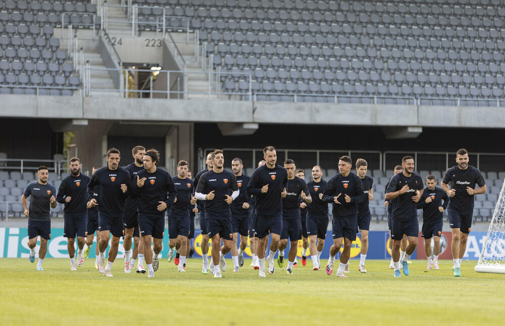 <p>Fudbalska reprezentacija Crne Gore odradila je trening u Kaunasu pred sjutrašnju (18) utakmicu sa Litvanijom u kvalifikacijama za Evropsko prvenstvo</p>